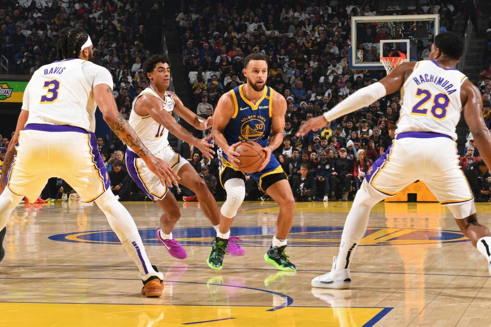 足球英超冬窗“标王”浮现，转会费惊人（英超冬窗标王出炉，天价转会费震撼）